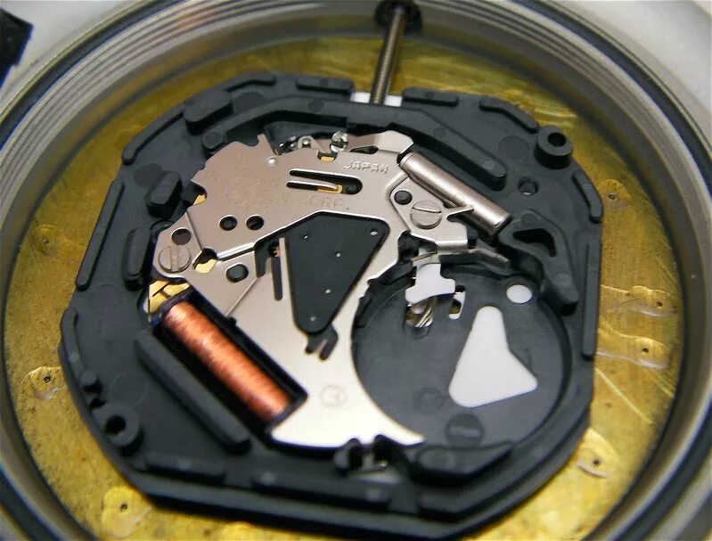 Механизм кварцевых часов ориент. Заводной вал miyota 1m02. Снять заводную головку кварцевых часов. Снятие заводной головки в кварцевых часах. Miyota gm10.