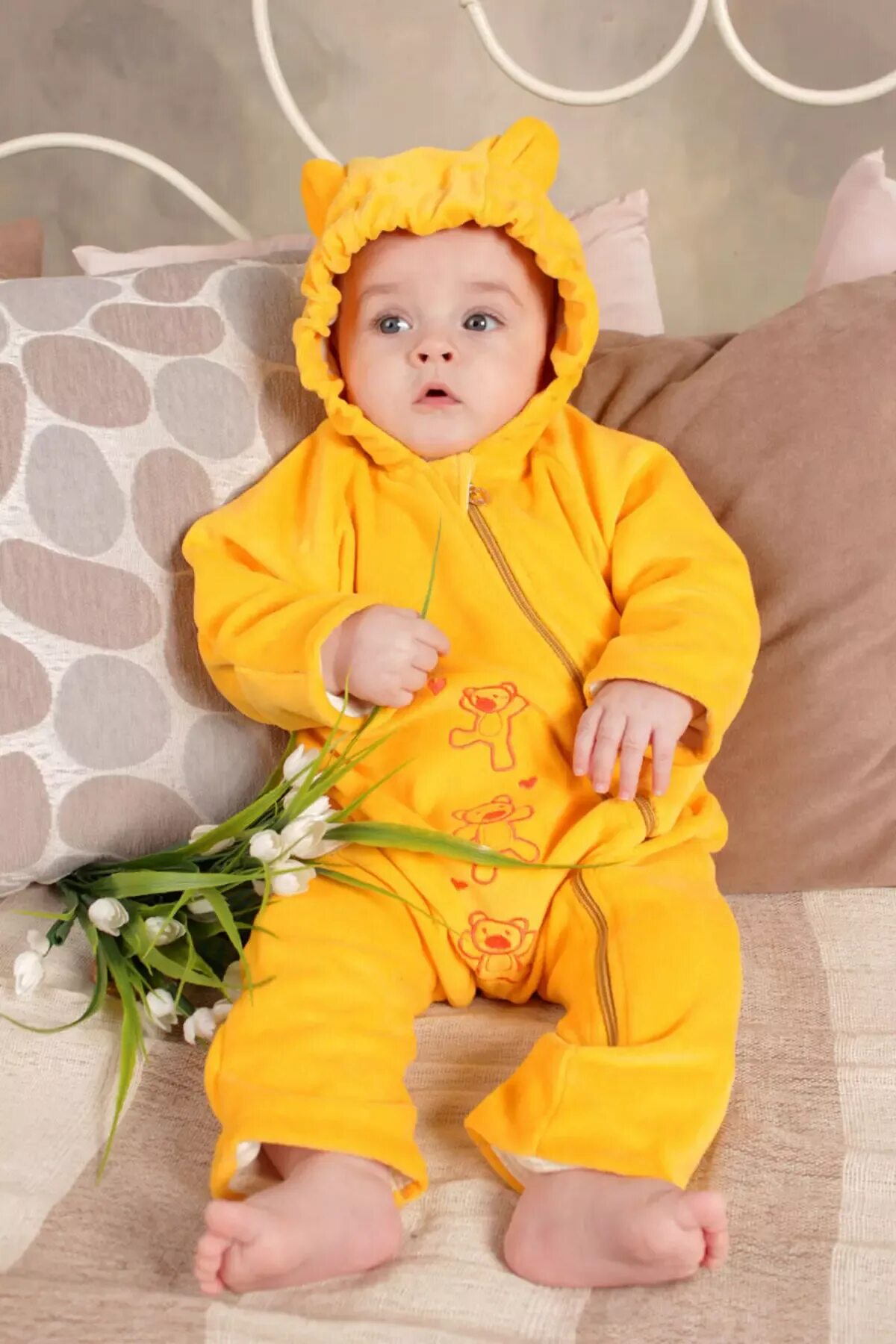 Baby and yellow. Велюровые комбинезоны для малышей. Желтый комбинезон для малыша. Младенец в желтой одежде. Жёлтый цвет для новорожденных в одежде.