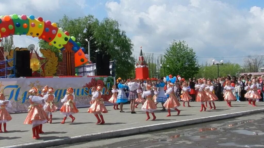 Сайт зверево ростовской. ДК Маяк Зверево. Образцовый хореографический ансамбль Визави Зверево. Визави город Зверево. Зверево Ростовская область фото.