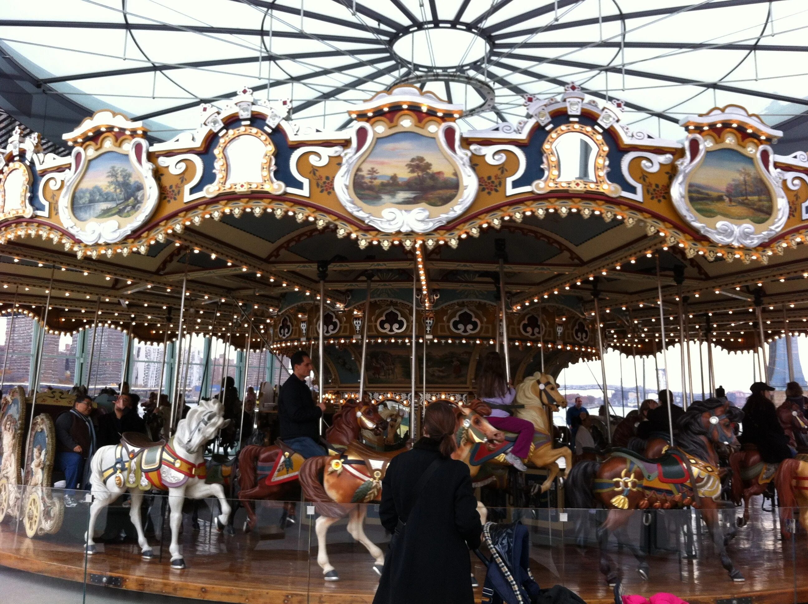 Развлечение цирк. Merry go Round Карусель. Merry go Round аттракцион. Ярмарка аттракционов. Ярмарочная Карусель.