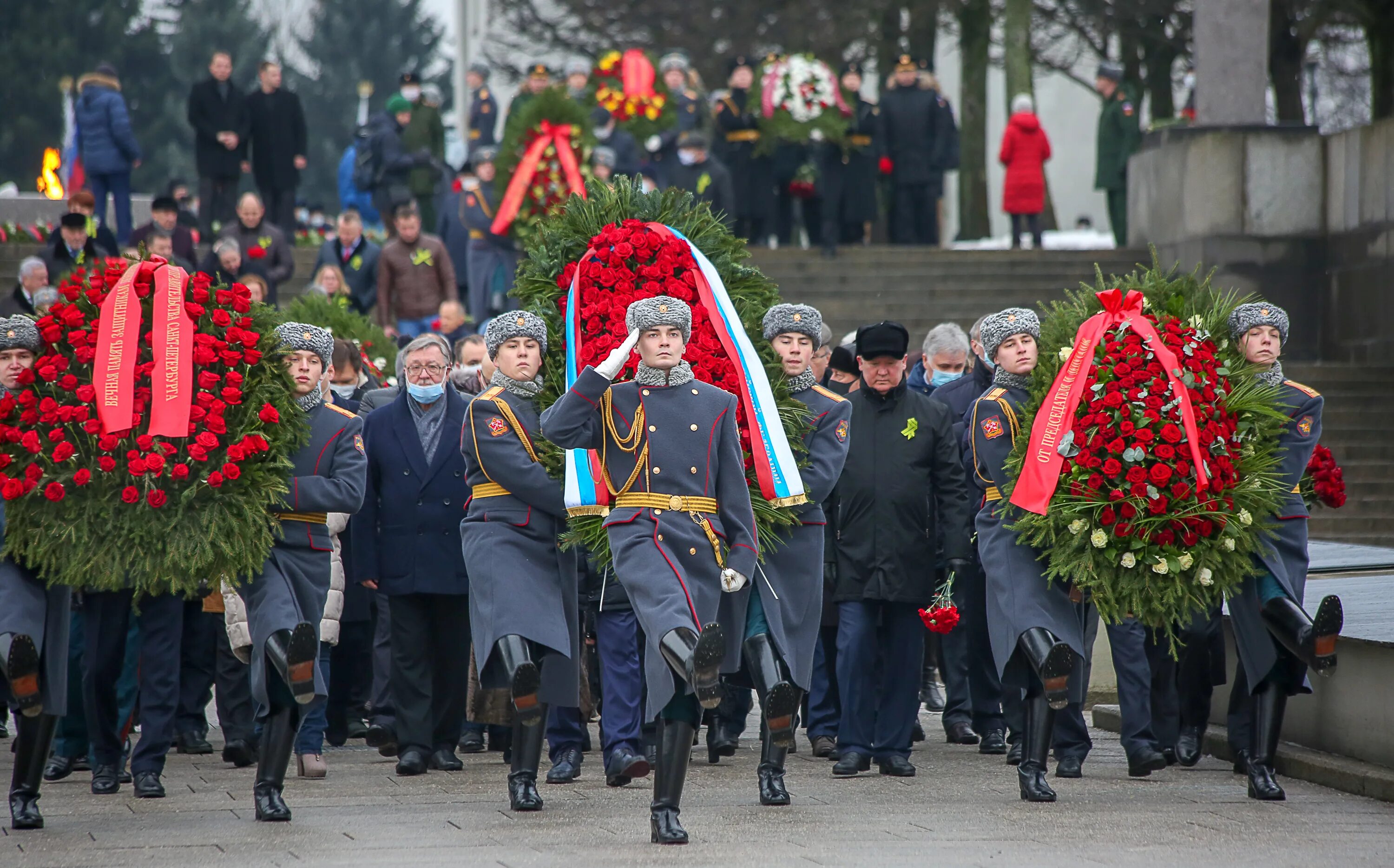 Блокада 27 января 1944 года. Возложение цветов на Пискаревском кладбище 27 января 2022. 27 Января день снятия блокады Ленинграда. Пискаревское кладбище 27 января. Снятие блокады Ленинграда Пискаревское кладбище.