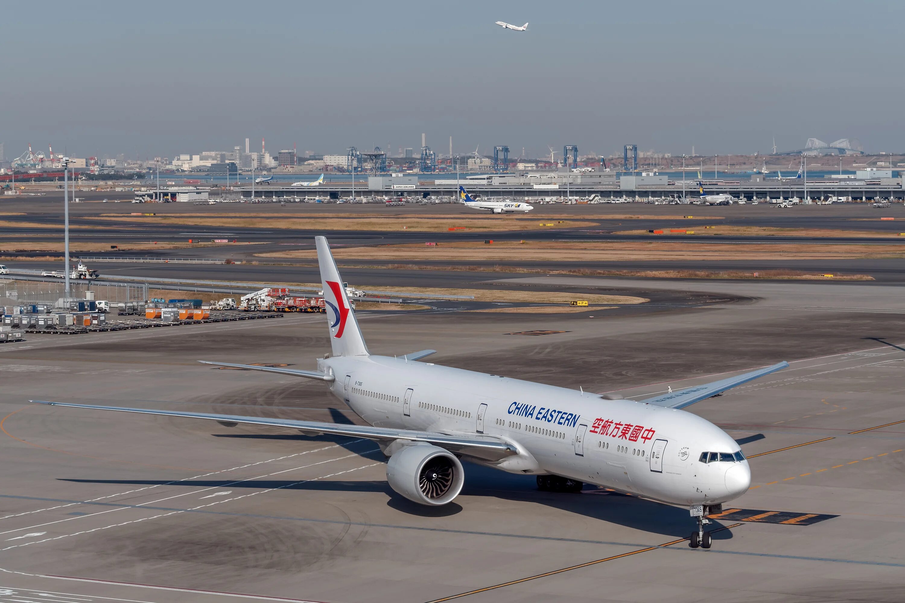 Боинг 777-800er. China Eastern Airlines Боинг 777. Аэропорт Боинг 777-300er. Шасси Боинг 777.