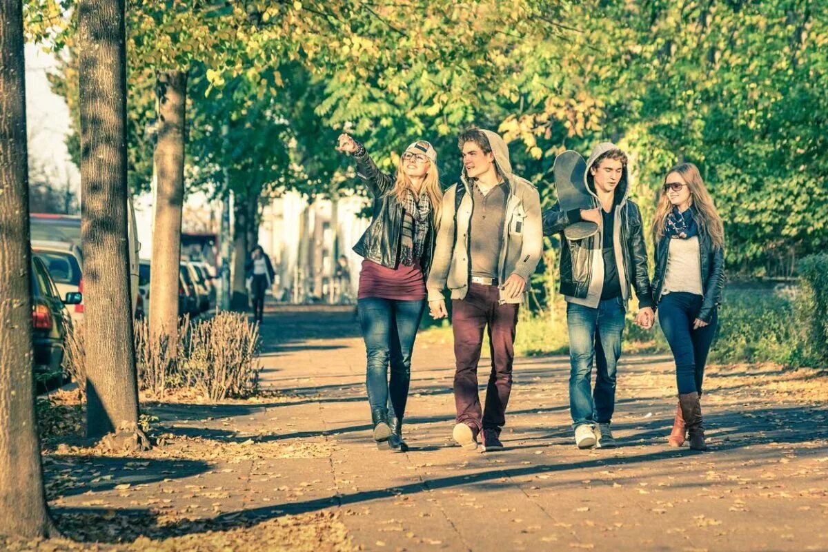 Гулять в настоящем времени. Прогулка в парке с друзьями. Прогулка подростков. Прогулка в парке с друзьями подростки. Друзья гуляют в парке.