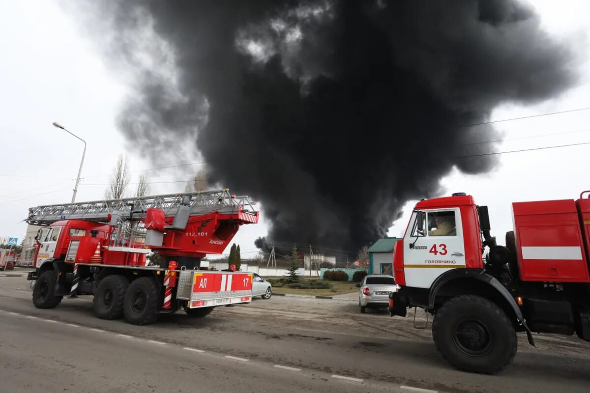 Нападение на нефтебазу. Пожар нефтебазы в Белгороде 2022. Белгород вертолеты Нефтебаза. Белгороде загорелась Нефтебаза. Белгород Нефтебаза после пожара.