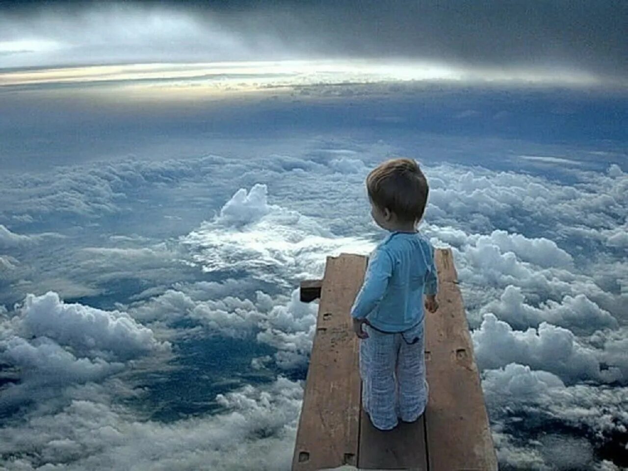 Малыш на небесах. Дети на небесах. Люди на небесах. Наблюдать чудесный