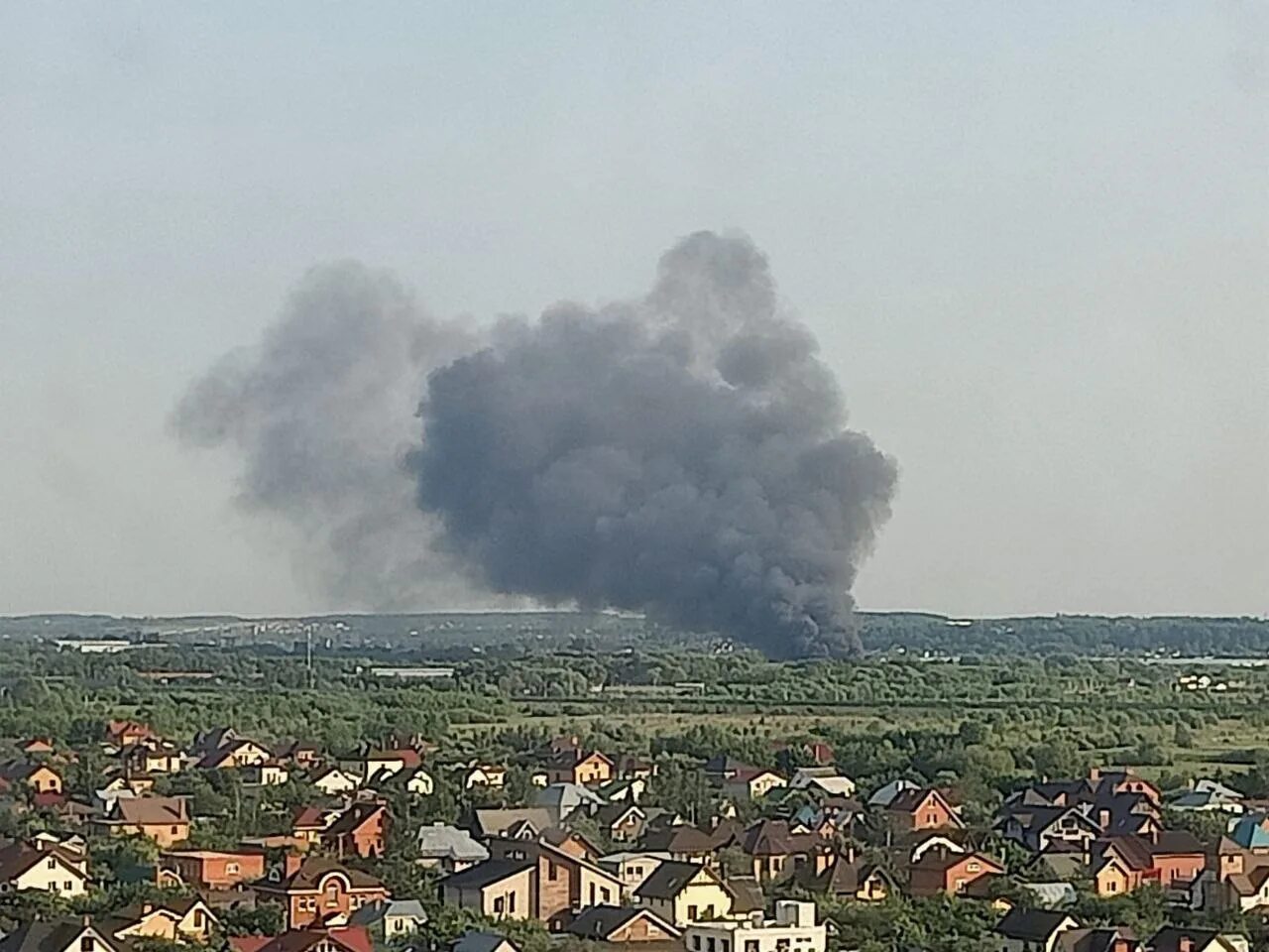 Что горит в жуковском. Пожар. пожар в жуковском сегодня. дым горит.