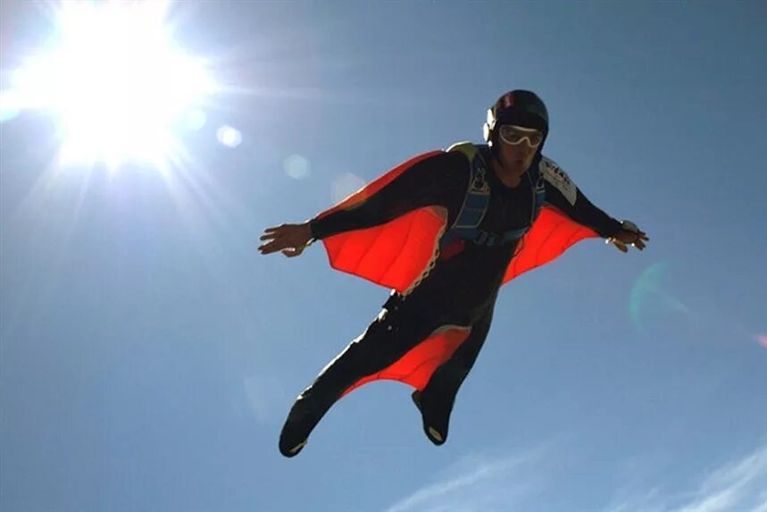 Полет человека видео. Полет вингсьют горы. Летающий костюм. Костюм для летания. Летающий человек.