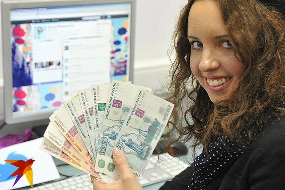 Сайт где дают деньги. Девушка с рублями. Девушка с российскими деньгами в руках. Человек с деньгами в руках. Девушка с рублями в руках.