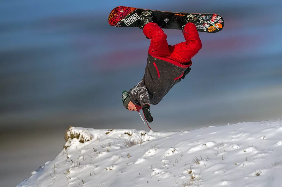 зимние виды спорта сноубординг. сноубординг сочинение. катание на сноуборде устное собеседование. инструктор по горным лыжам. спускается со склона на сноуборде.