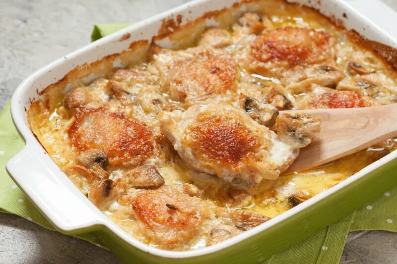 Гарнир к курице. Бедрышки запеченные в сметане. Куриные бедра в сметане рецепты. Куриные бедра в сметане рецепты. Куриные бедра в духовке в сливочном соусе.