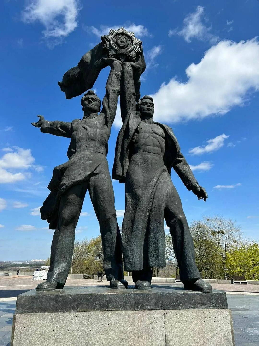 Памятник народу. Парк победы памятник трагедия народов. Церетели поклонная гора памятник. Памятник народу. Арка дружбы народов киев.