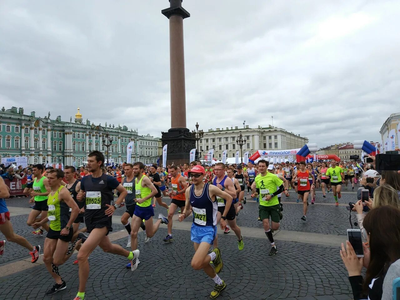 События спб ру. Санкт Петербург белые ночи забег. Марафон бег СПБ белые ночи. Международный полумарафон в РФ В Питере 2020. Марафон 42 км Санкт Петербург.