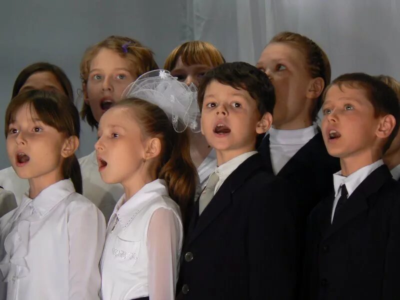 Детская вокально хоровая. Школьники поют. Дети поют в школе. Пение в начальной школе. Хоровой кружок в школе.