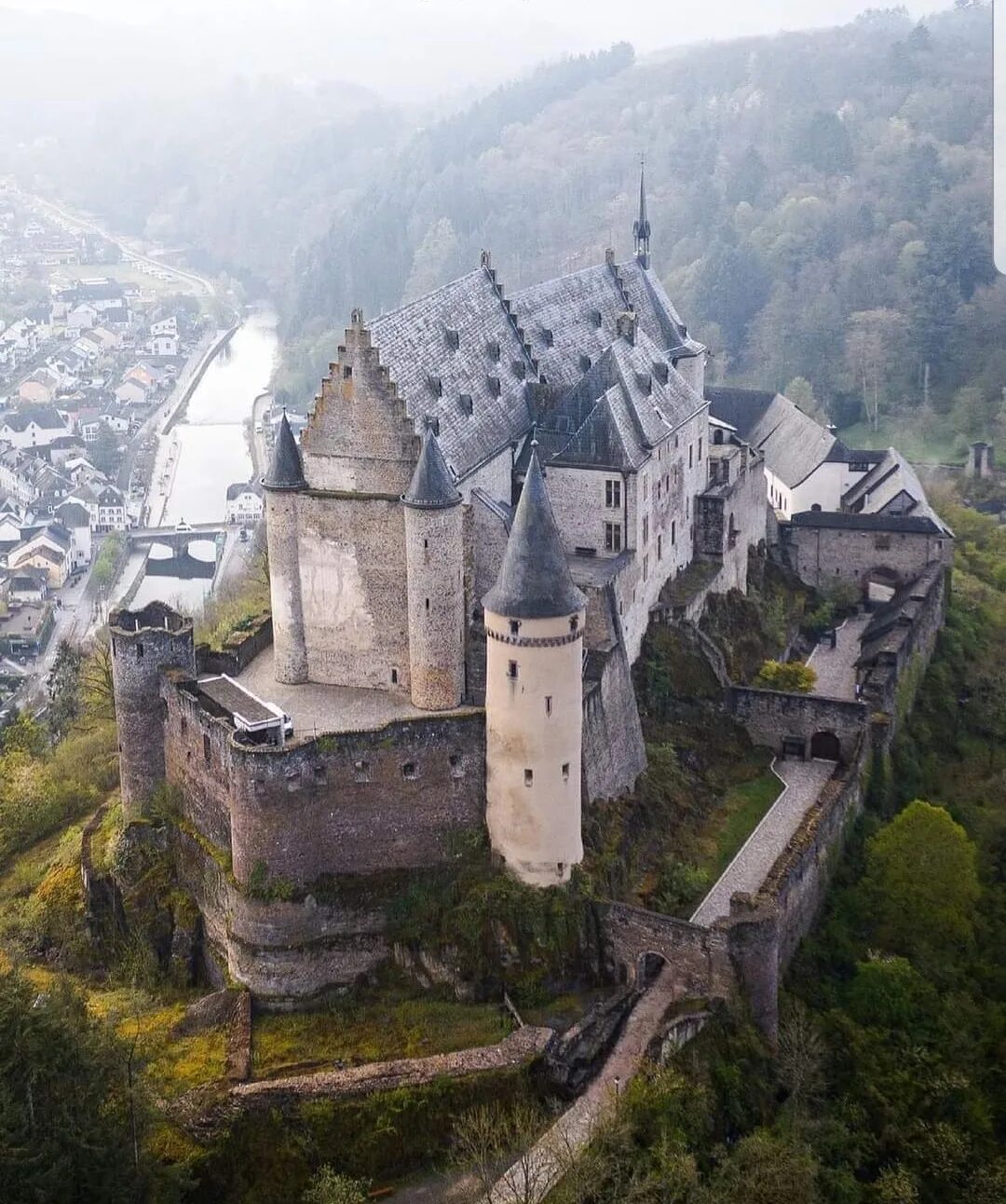 Страна замков какая страна. Вианден Люксембург. Замок Вианден. Феодальный замок ( Вианден) Люксембург. Замок анзенбург Люксембург.