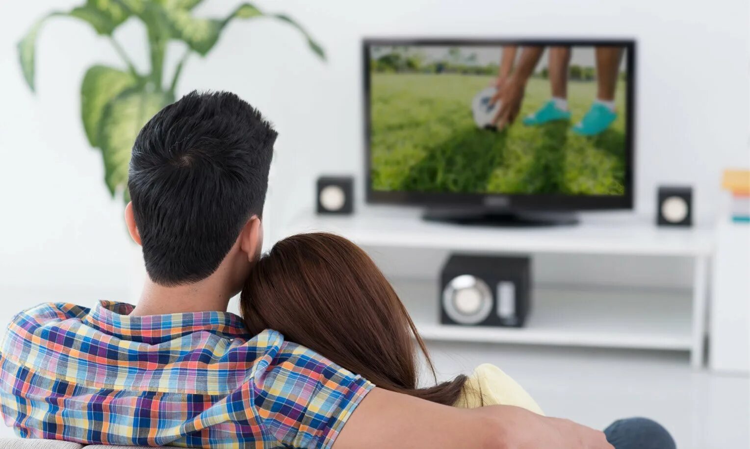 Видео просмотра телевизора. Пара перед телевизором. Девушка перед телевизором. Мужчина у телевизора. Парень с девушкой перед телевизором.
