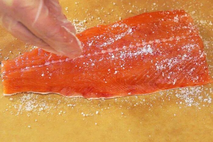 Сколько соли на красную рыбу. Лосось соленый. Форель размороженная. Филе лосося в соли. Филе рыбы размороженное.