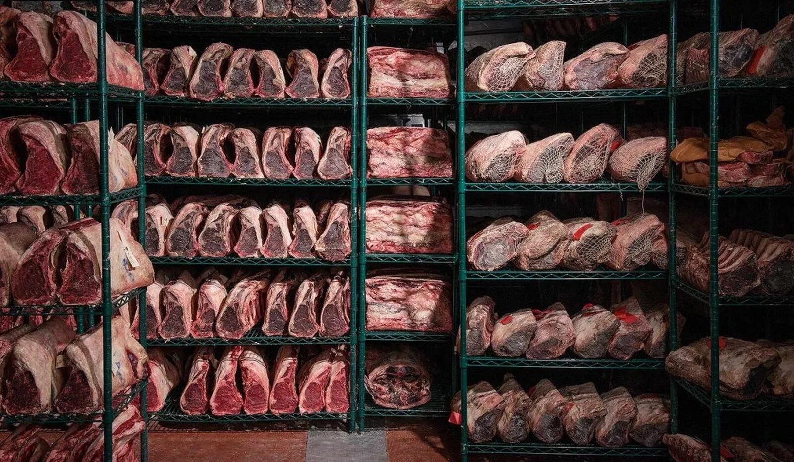 Мясо сухого вызревания dry age. Сухая выдержка мяса. Камера сухого вызревания мяса. Сухая выдержка мяса. Сухая выдержка мяса.