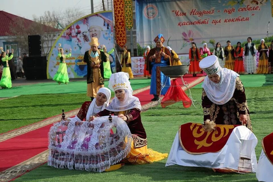 Наурыз мерекесіне сценарий кіші топ. 22 Наурыз. 21 Наурыз. Наурыз мейрамы в Казахстане. Праздник Навруз в горах Казахстана.