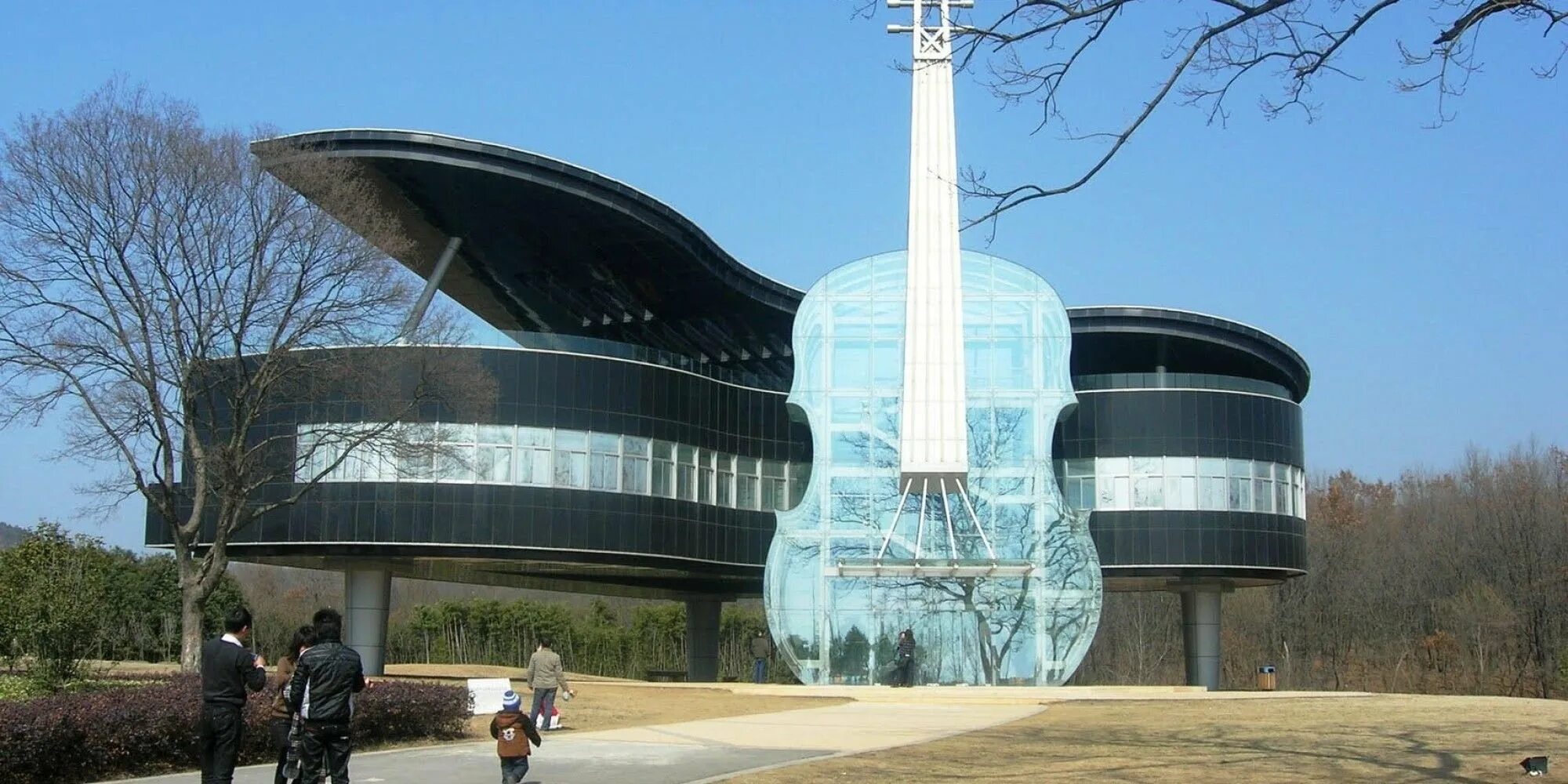 Unusual buildings. Дом-рояль со скрипкой, Хуайнань, Китай. Музыкальное здание Хуайнань Китай Архитектор. Piano House, Хуайнань, Китай. Выставочный центр Piano House, Хуайнань, Китай.