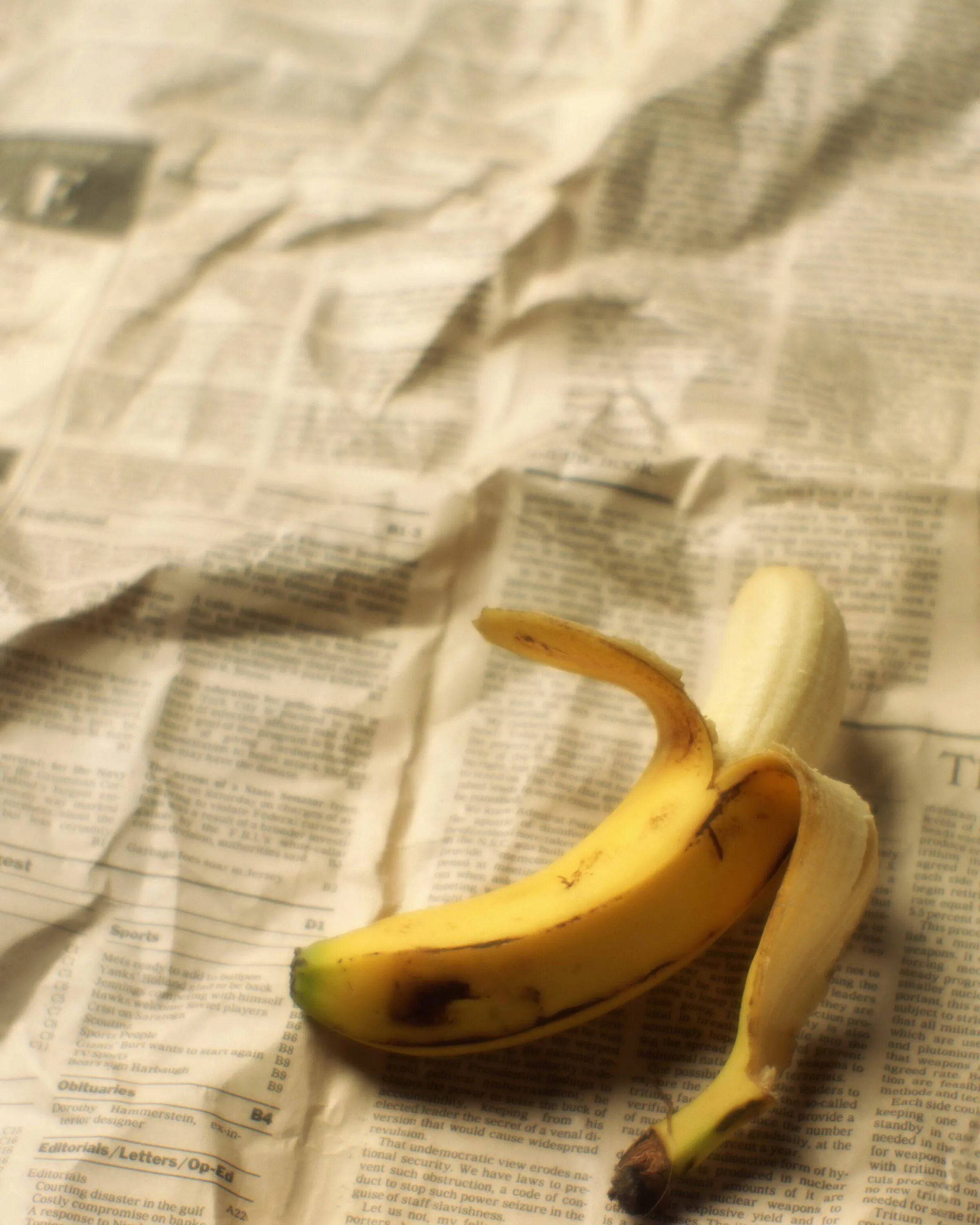 Сколько лежат бананы. Банан лежит. Банан лежит на столе. Бананы валяются. Банан лежа.
