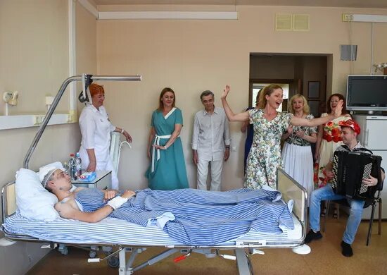 Артисты театра "Сфера" выступили в госпитале Бурденко перед участниками спецопер