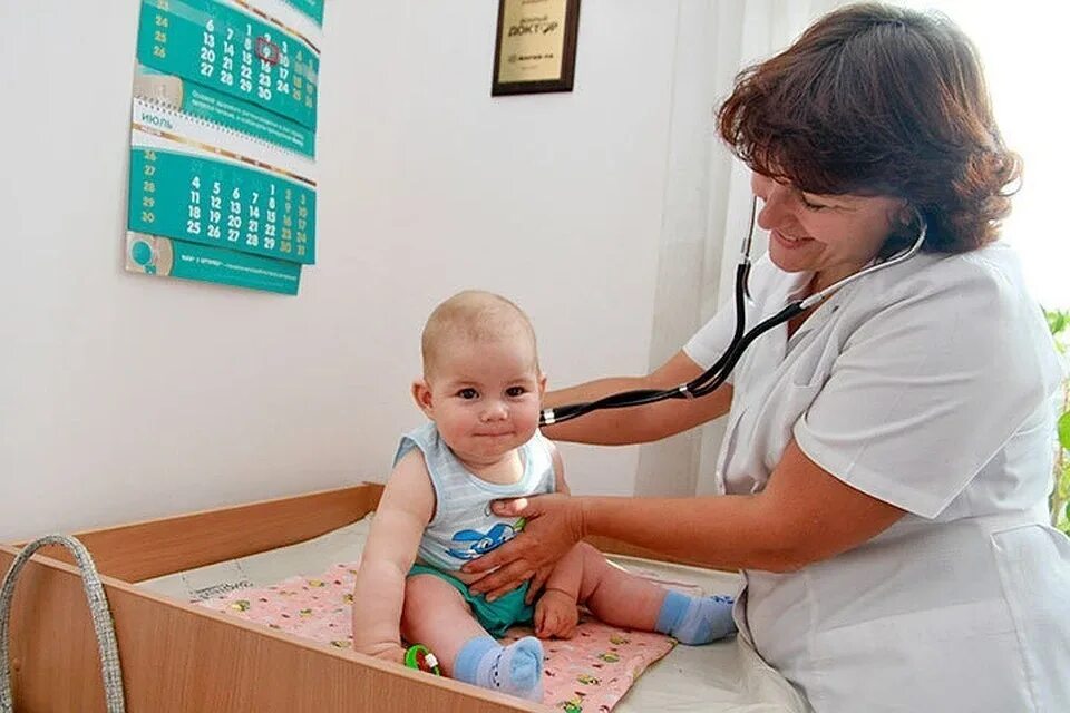 Обследование детей врачами. Дети в поликлинике. Медсестра в детской поликлинике. Детский врач. Детское педиатрическое отделение.
