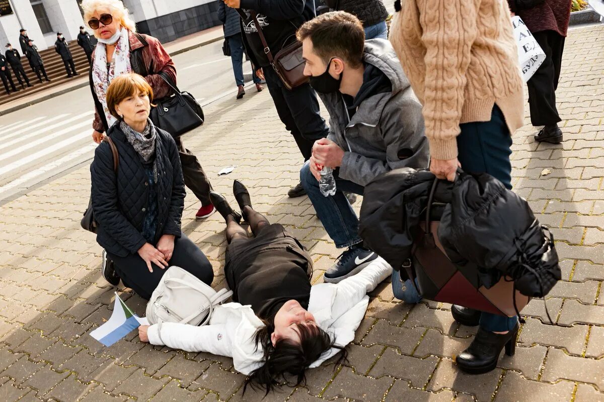 Прийти падать. Разгон митинга в Хабаровске 10 октября. Девушка без сознания на улице.