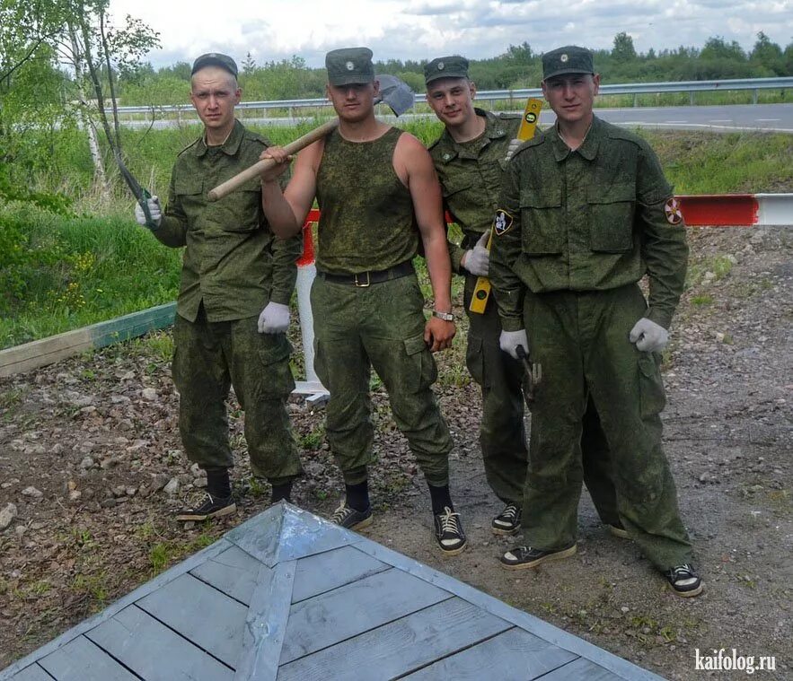 Поставь армейские. Поставь армейские. Поставь армейские. Поставь армейские. Сирийские красавицы вместе с русским спецназом.