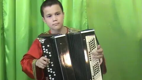 Течет ручей гармонь