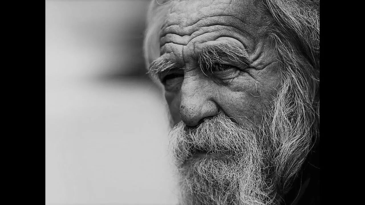 Пожилой мужчина. Старик за столом. Старый дед. Лицо старика. Архипенко капризный старик.