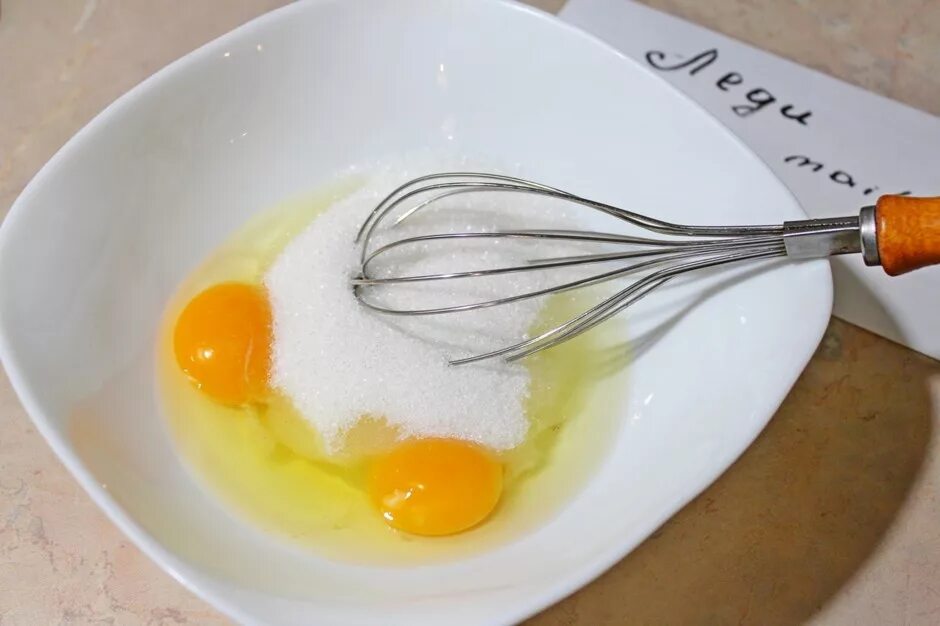 Кремовые яйца. Взбитые яйца. Яйца с сахаром. Взбивание яиц. Яйца сахар соль взбить венчиком.