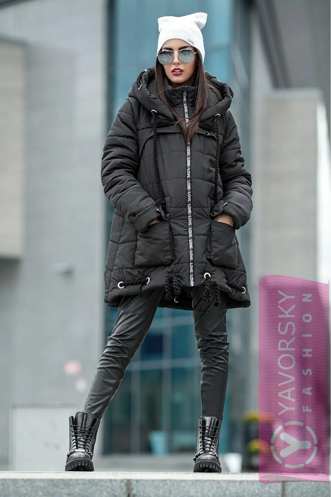 Шапка к черному пуховику. Черный пуховик с черной шапкой. Какую шапку носить с черным пуховиком. Зимние луки с пуховиками. Черная парка с шапкой.