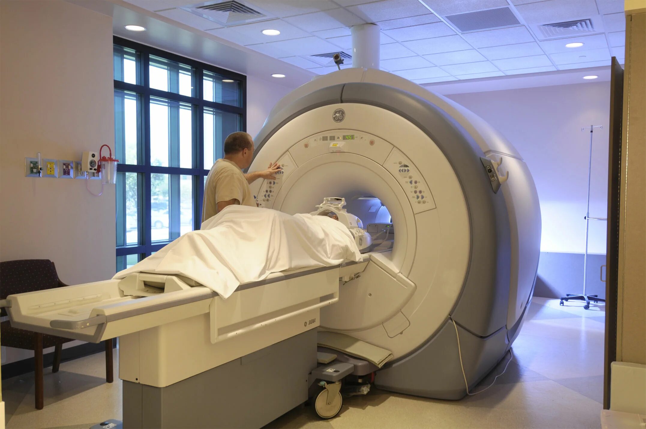 Мрт томограф. Магнито-резонансная томография (мрт)?. Что такое полуоткрытый мрт томограф. Ge brivo mr355 1.5t.