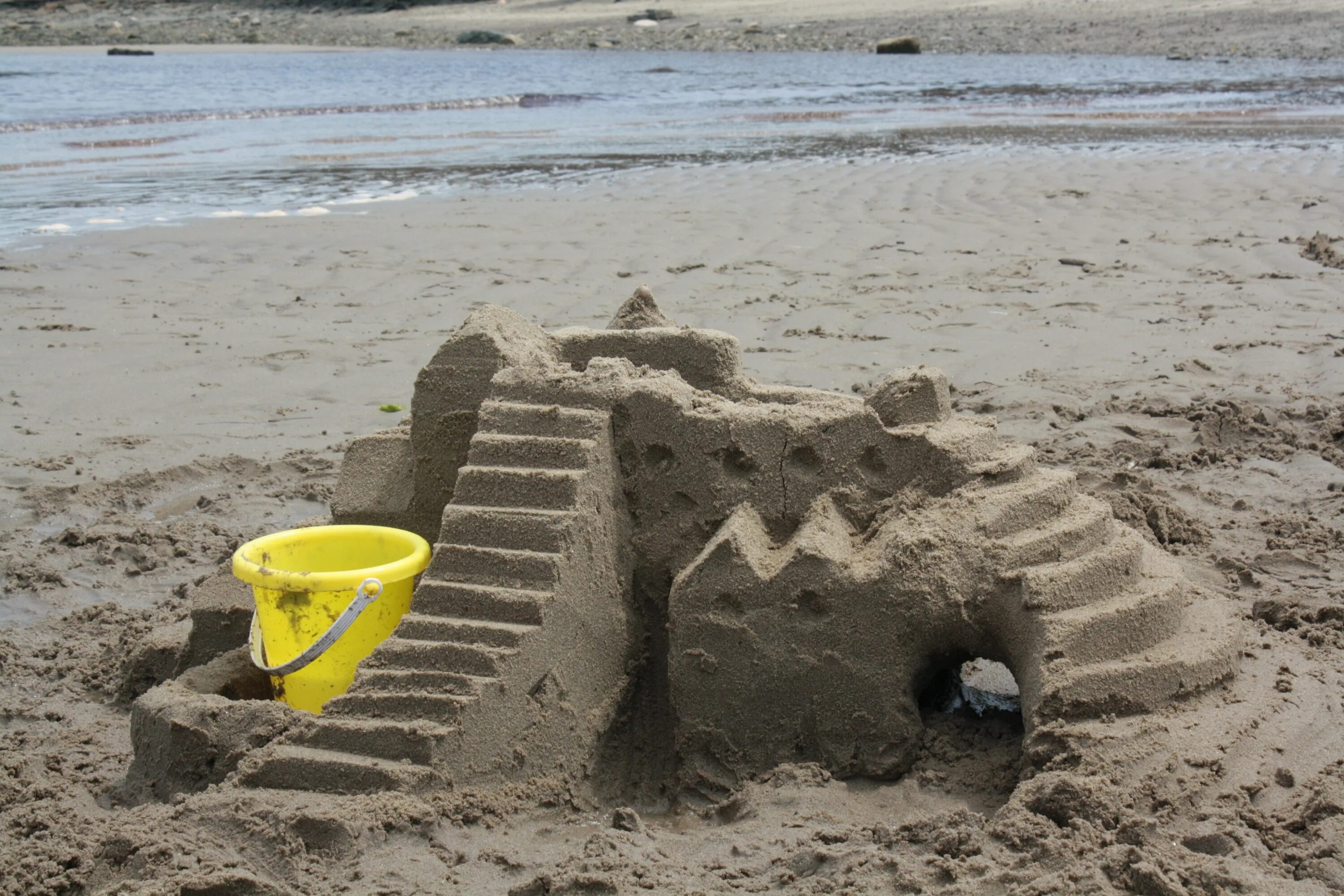 Sandcastle picture. Замки из песка для детей. Песочный замок. Постройки из песка. Песочный замок в песочнице.