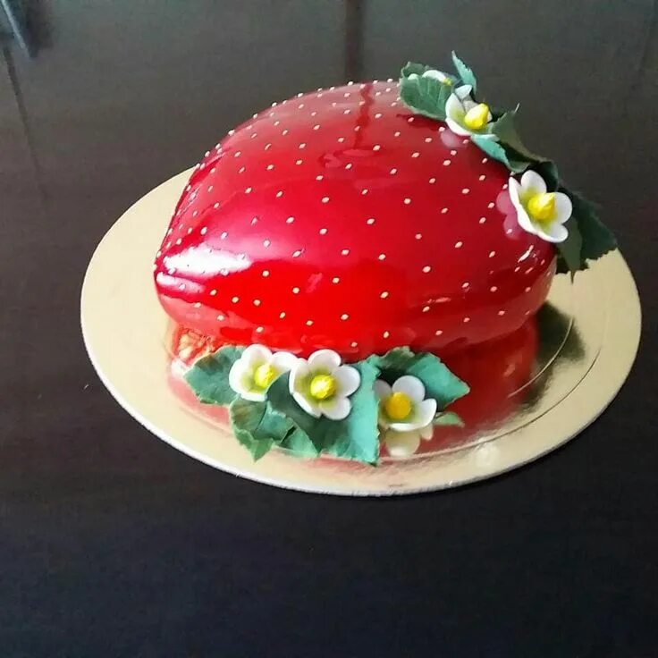 Торт на 45 лет женщине с ягодами. Торт с имбирными пряниками для женщины. Торт в виде ягоды. Двухъярусный торт на 45 лет женщине. Торт 45 баба ягодка.