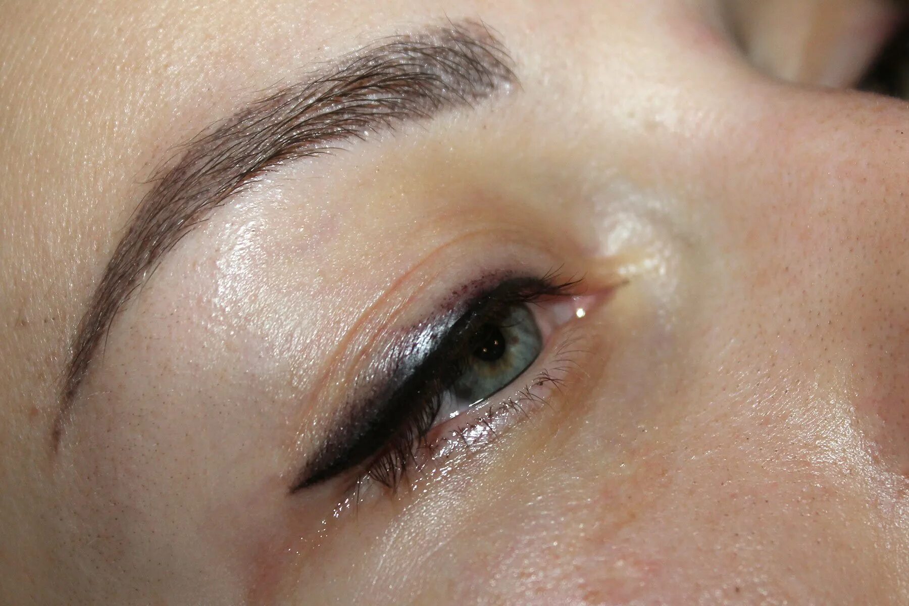 межресничка на нижнее веко. татуаж век тени. стрелки перманентный макияж длинные. стрелки с растушевкой на глазах. татуаж глаза видео.