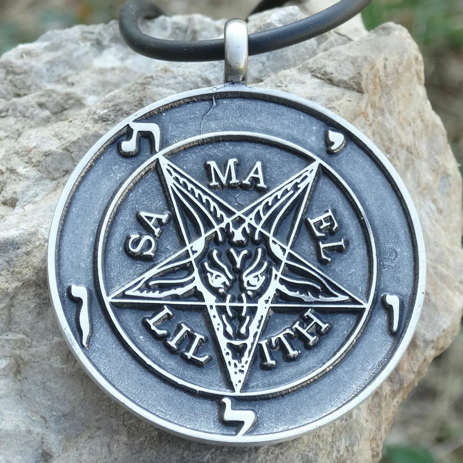 Знак пентакля. Пентаграмма Samael Lilith. Пентакль Lilith Samael. Пентакль Соломона пятиконечная звезда. Сатанинская пентаграмма Самаэль.