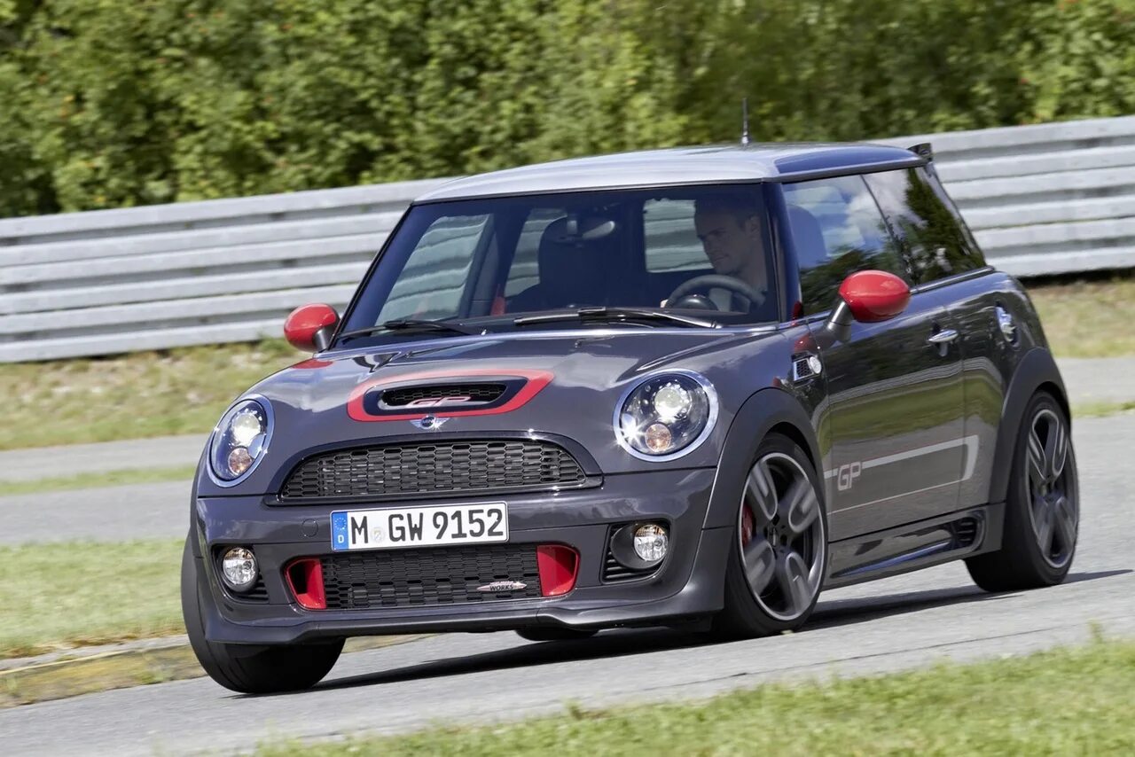 Есть ли мини. Mini Cooper JCW. Mini Cooper JCW 2012. Мини Купер заряженный. Mini Cooper JCW 230.