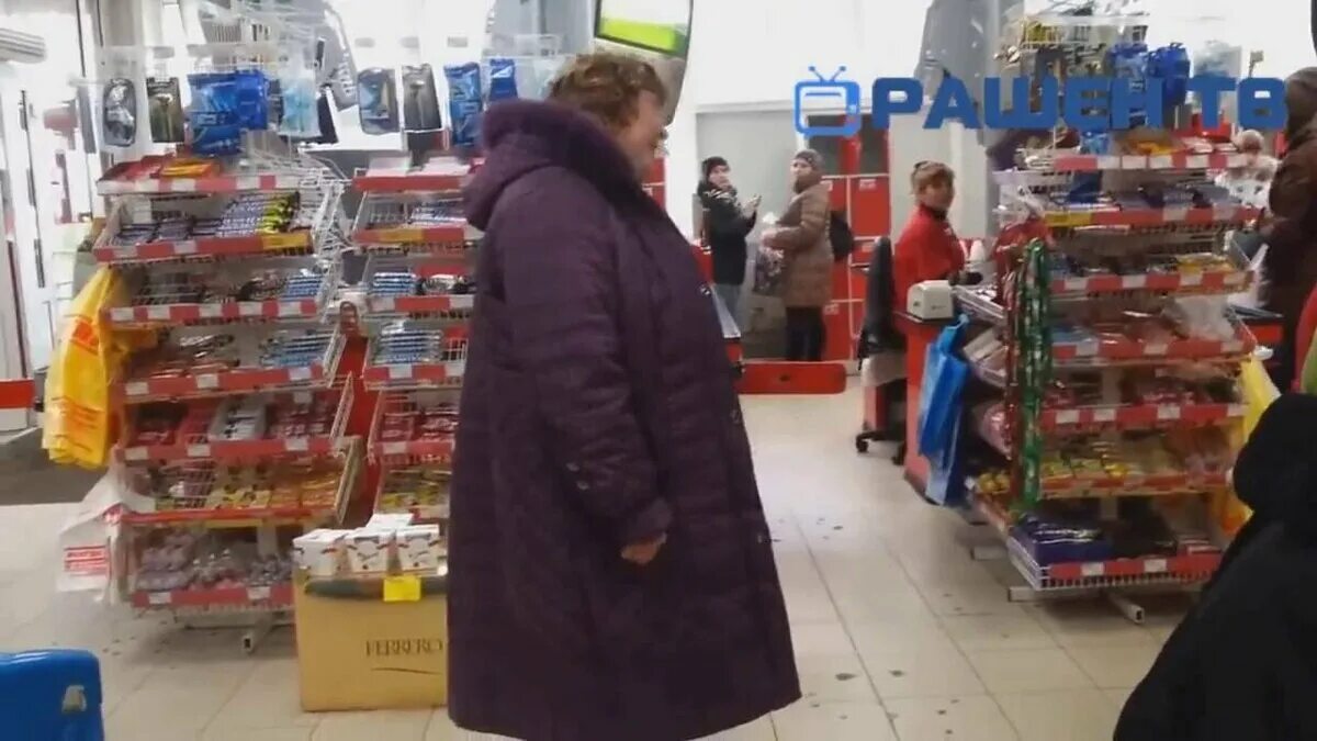 Бабка в магазине. Кукареку я Золотая Курочка магнит. Кукареку Золотая Курочка. Бабка в магазине кукареку. Сумасшедшая бабка в магазине.