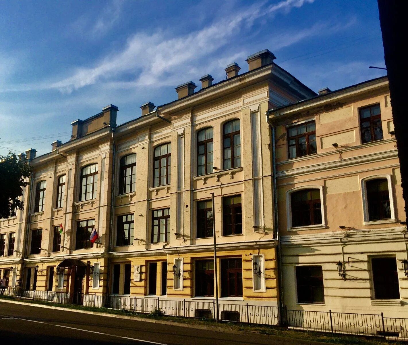 Лицей 13 калуга. 10 школа калуга. Школа 33 калуга. Школа 4 калуга. Школы калуги контакты.