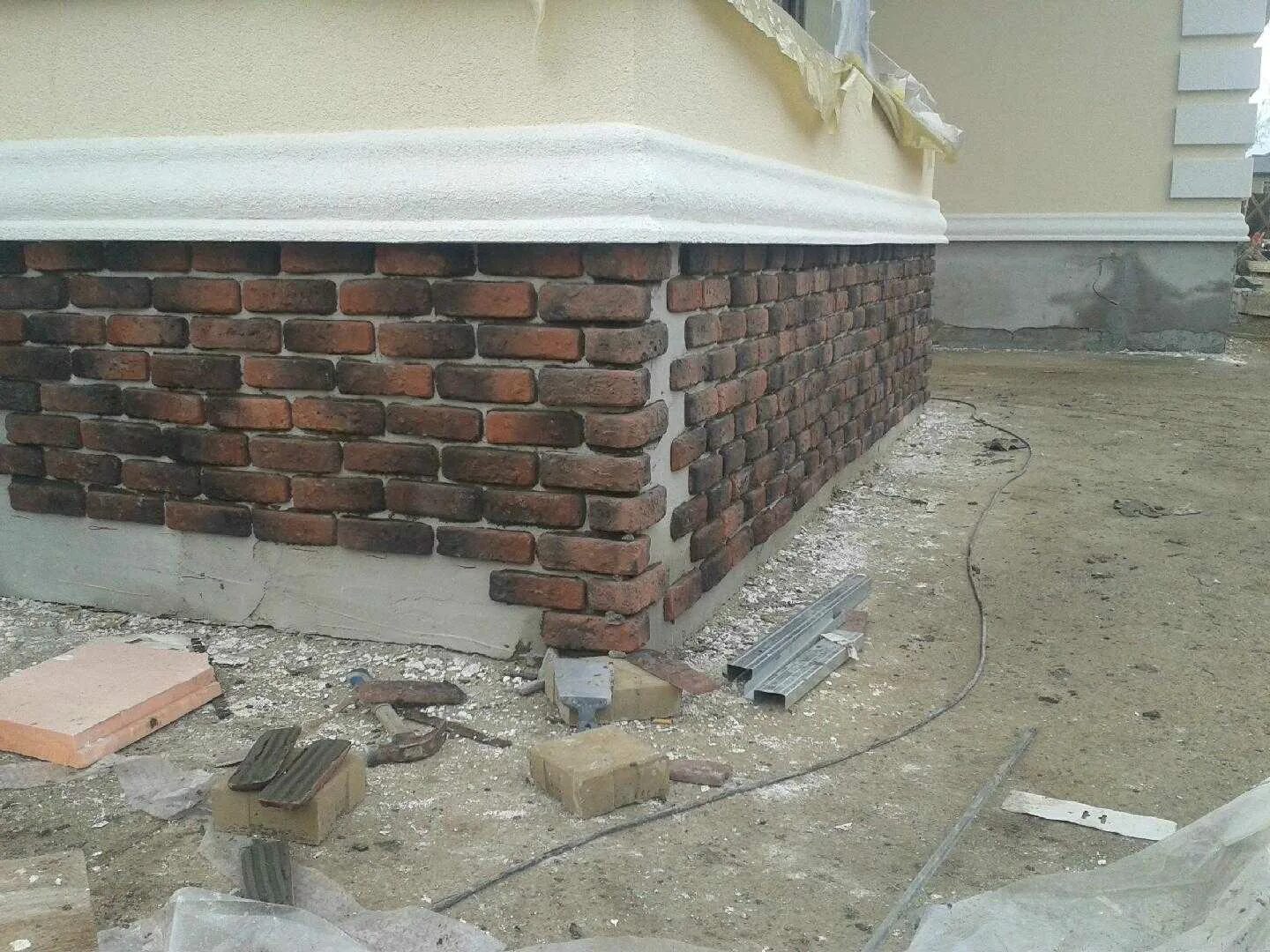 Фундамент цоколь 450кв. Цоколь профлист стены технониколь. Отделка цоколя. Отделка цоколя фундамента. Цоколя видео.