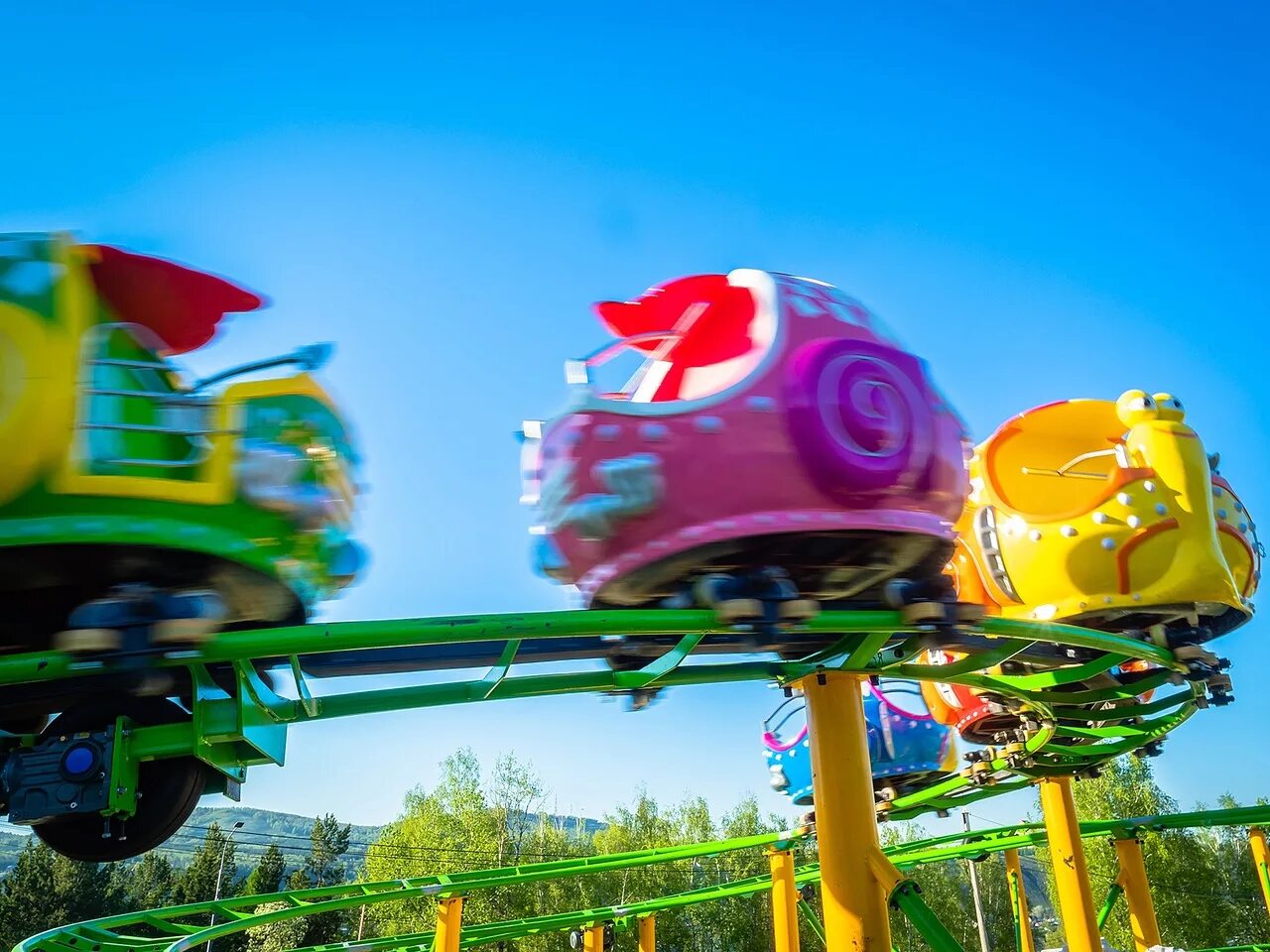 роев ручей красноярск. аттракционы в роевом ручье красноярск. парк остров сокровищ красноярск. роев ручей аттракционы. колесо обозрения в красноярске роев ручей.