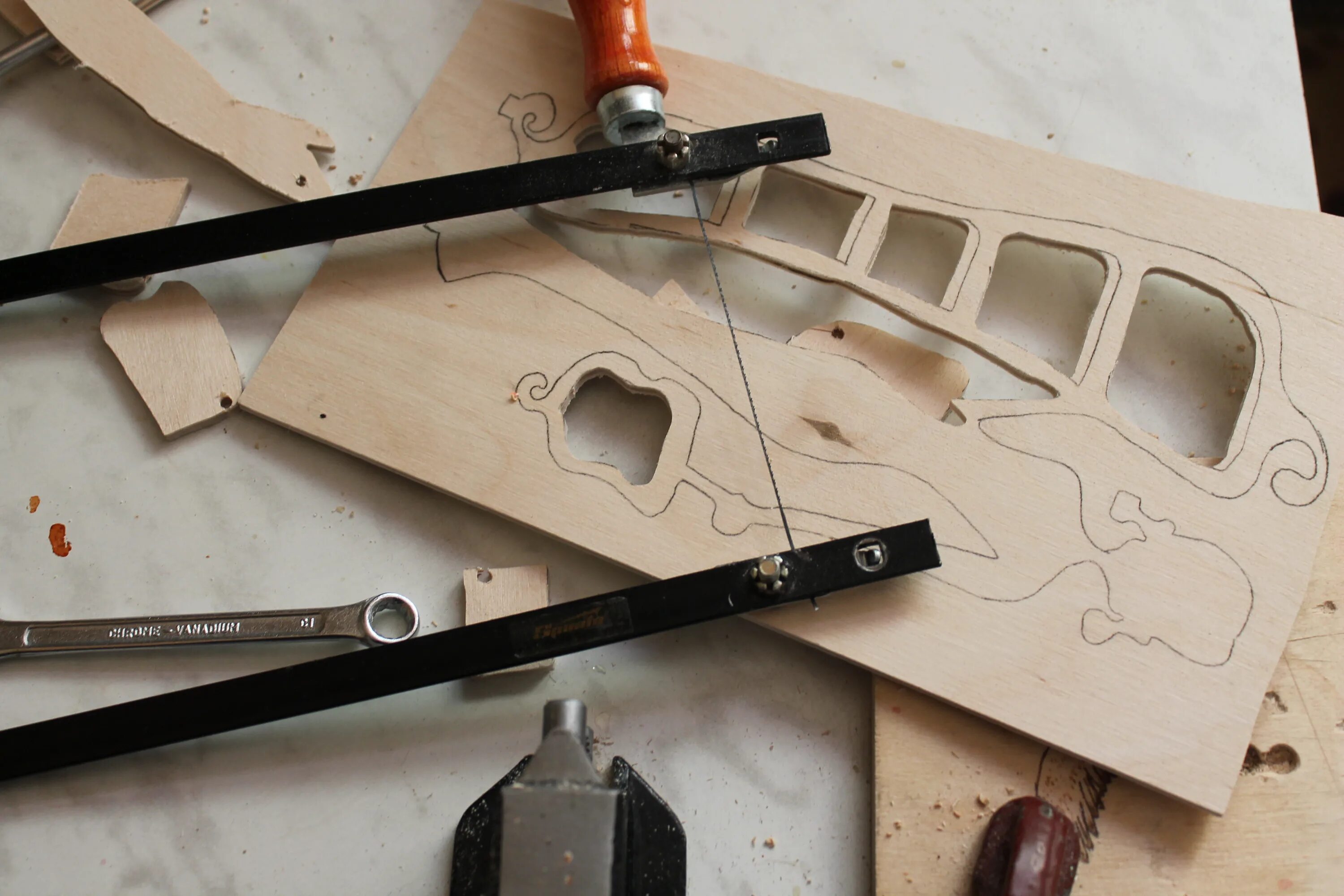 инструменты для выпиливания по дереву. прорезная резьба по дереву для начинающих. выпиливание лобзиком. выпиливание электролобзиком по дереву. электролобзик для дерева.