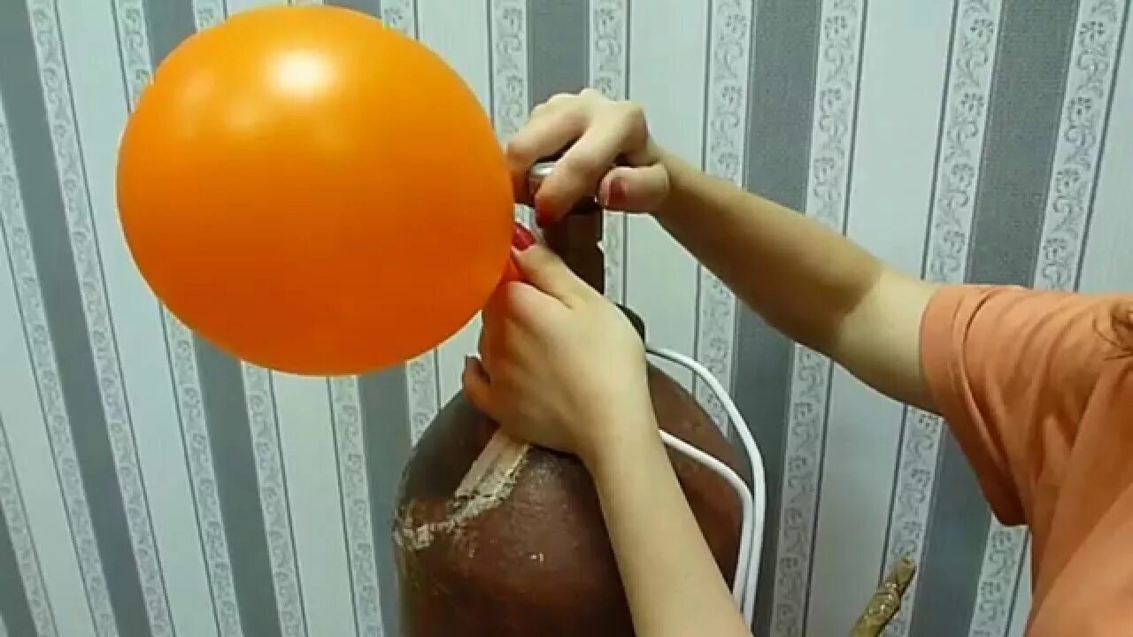 Как завязывать шары. Надувание шаров гелием. шар надутый гелием. надуть шары воздухом. шары накаченные гелием.