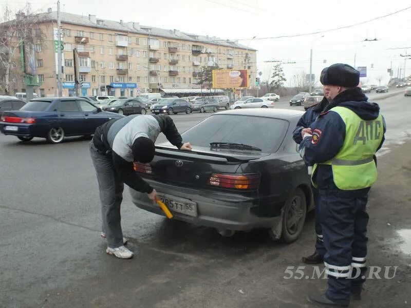 Грязный номер авто. Езда без номеров штраф. Нечитаемый номер автомобиля. Грязные номера на машине. Купил машину без номеров можно ли ездить