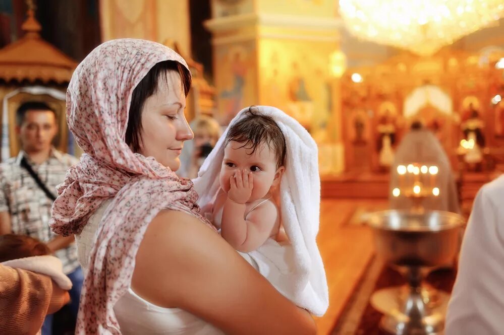 Крещение в церкви. Крещение ребенка. Крещение детей в церкви. Дети в храме.