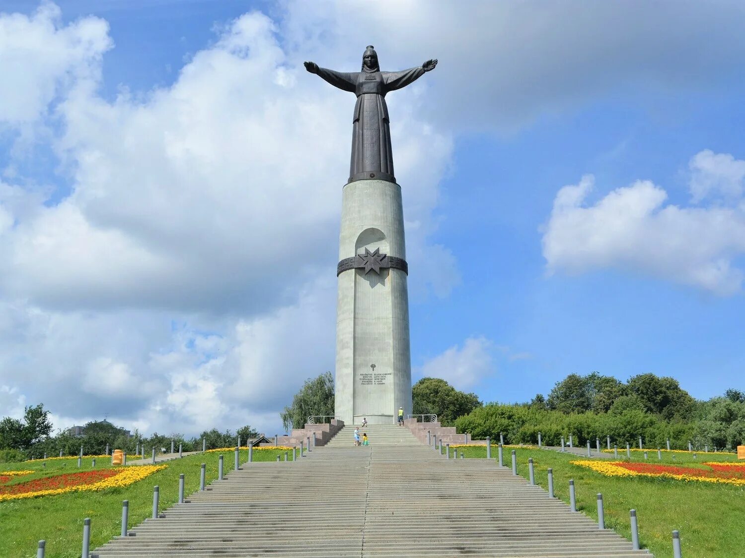 Залив чебоксары чебоксары 2023. Набережная залива чебоксары. Монумент родина мать в чебоксарах. Залив чебоксары жемчужина. Гэс на волге чебоксары.