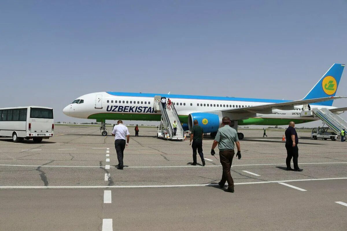 Uzbekistan airways рейсы. Узбекистан Узбекистан Airways. Узбекистан Эйрвейз самолеты. Uzbekistan Airways ф321. Аэропорт Uzbekistan Airways аэропорт.