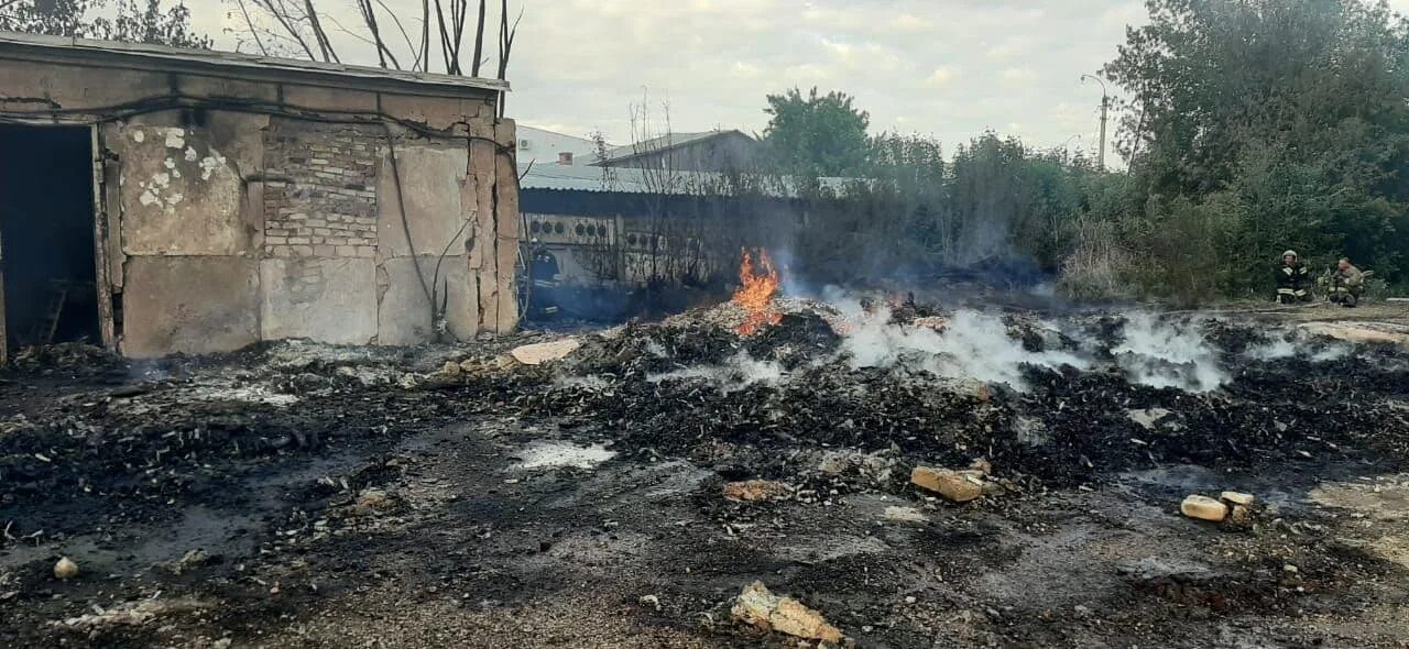 Пожар в Балаково. Сгорел склад в Саратовской области. Пожар в Верхотурье сегодня. Пожар в Бодажково вчера. Сгорел ангар