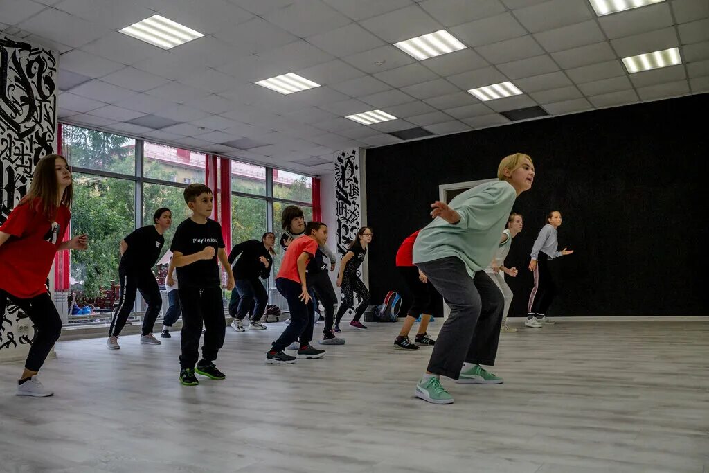 Современные танцы. Эволверс красноярск семафорная. Танцевальная студия. Где находится студия танцев. Школа танцев мигеля.